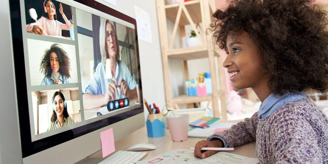 Imagen de adultos aprendiendo español de manera virtual